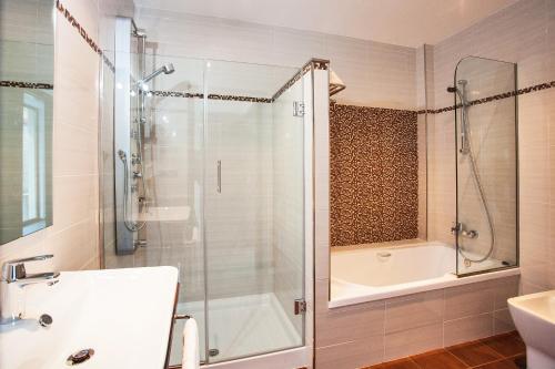 ein Badezimmer mit Dusche, Waschbecken und Badewanne in der Unterkunft Hotel Alén do Mar in Kap Finisterre