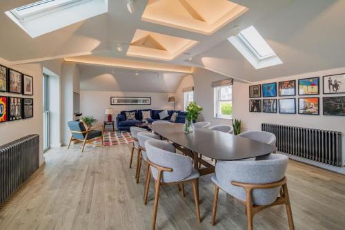 una sala de estar con una mesa y sillas en Coach House, Cowes, en West Cowes