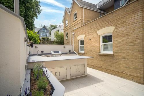 un patio trasero con una gran cocina y un edificio de ladrillo en Coach House, Cowes, en West Cowes