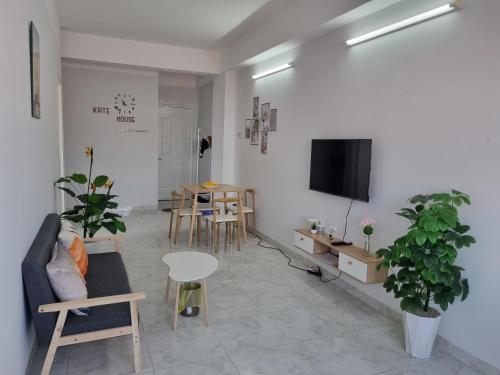 Televisyen dan/atau pusat hiburan di Kate's house Phan Thiet - Apartment 65m2 2BR, 7 mins to Doi Duong Beach