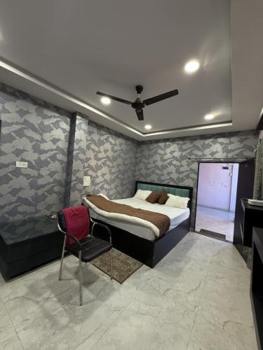 Una cama o camas en una habitación de Hotel Praatap.