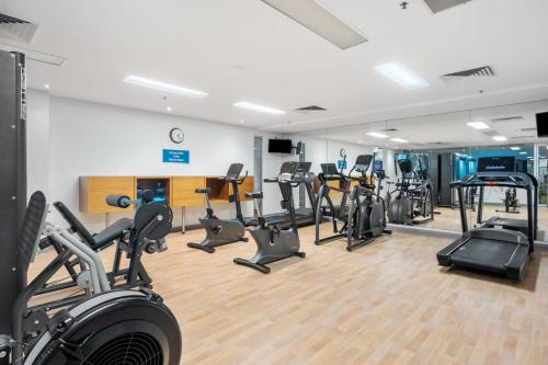 Palestra o centro fitness di Ultima Escapes - Glenelg Beachfront Bliss - Direct Beach Access, Pool, Gym, Free Parking, Wi-Fi