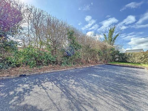 an empty road with bushes on the side of it at Bienvenue au Gîte Cassa in Jullouville-les-Pins