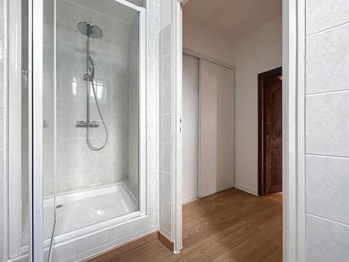 a bathroom with a shower with a glass door at Bienvenue au Gîte Cassa in Jullouville-les-Pins