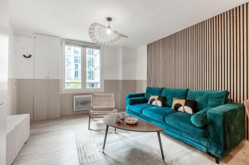 un salon avec un canapé vert et une table dans l'établissement 11#Opera#Grands Boulevards#Paris02#AC, à Paris