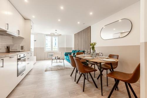 une cuisine et une salle à manger avec une table et des chaises dans l'établissement 11#Opera#Grands Boulevards#Paris02#AC, à Paris