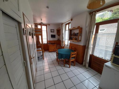 a kitchen and dining room with a table and chairs at Studio chaleureux à Saint-Gervais-les-Bains, 23m², vue montagne in Saint-Gervais-les-Bains