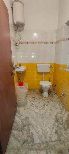 Un baño de Haveli Banquet & Resort