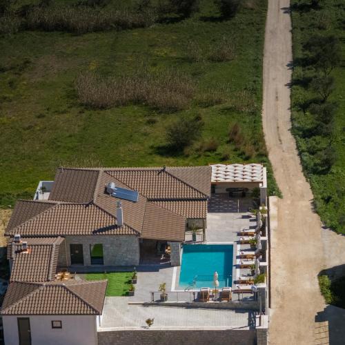 an aerial view of a house with a swimming pool at Villa Llaha Gabrijela - Luxurious Private Escape with Pool in Nature - By Villa Mana Gers in Gaïtánion