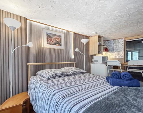 Un dormitorio con una cama con una toalla azul encima. en La Provence à Colmar, en Colmar