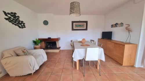 un salon avec une table et un canapé dans l'établissement Maison de vacances sur le Bassin Ares, à Arès