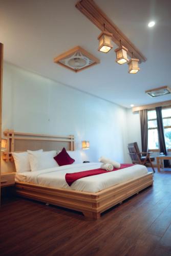 a bedroom with a large bed in a room at Kesar Palace Hotel & Restaurant, Skardu in Skardu