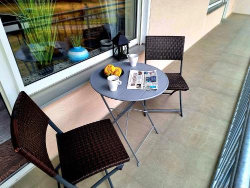 d'une petite table et de chaises sur un balcon avec une table et des chaises. dans l'établissement Charmante, familienfreundliche Ferienwohnung im Herzen der Vulkaneifel, à Niederstadtfeld