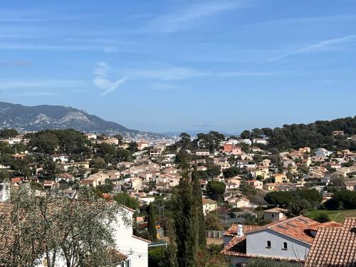 Photo de la galerie de l'établissement Villa familiale avec jardin et piscine, à 10 min des plages, à Six-Fours-les-Plages