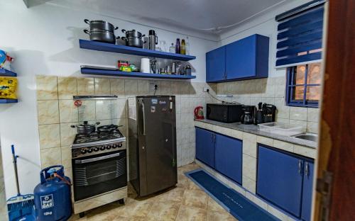 Η κουζίνα ή μικρή κουζίνα στο Blue Haven Double Storey Home in Kisaasi Kampala