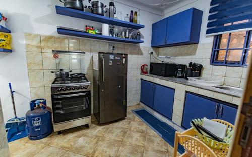 Η κουζίνα ή μικρή κουζίνα στο Blue Haven Double Storey Home in Kisaasi Kampala