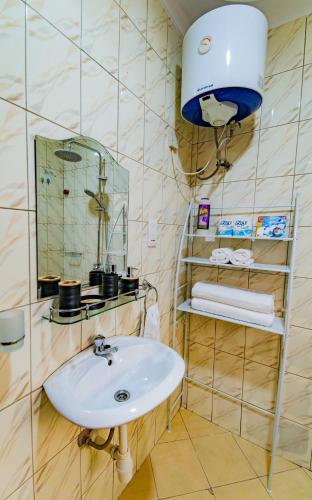 Ένα μπάνιο στο Blue Haven Double Storey Home in Kisaasi Kampala