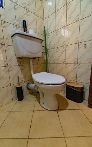 Ένα μπάνιο στο Blue Haven Double Storey Home in Kisaasi Kampala