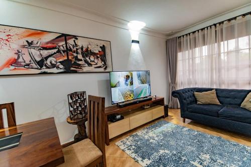 Μια τηλεόραση ή/και κέντρο ψυχαγωγίας στο Blue Haven Double Storey Home in Kisaasi Kampala