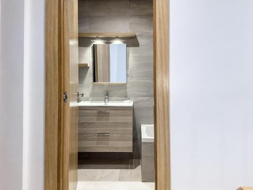Tamraght OuzdarにあるLuxurious Loft, Pool Viewの洗面台と鏡のあるバスルーム