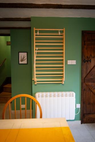 Katil atau katil-katil dalam bilik di Nagshead Cottage - Dog-friendly retreat on the cycle trail
