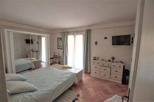 une chambre avec deux lits et un miroir dans l'établissement Maison avec piscine privée et jardin vue montagnes, à Los Masos