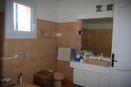 une salle de bain avec un lavabo et des toilettes dans l'établissement Maison avec piscine privée et jardin vue montagnes, à Los Masos