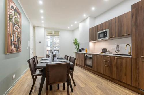 une cuisine et une salle à manger avec une table et des chaises dans l'établissement 21#Opera#Louvre#Paris02#2bedrooms#AC, à Paris