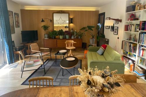 Ruang duduk di Spacieuse et chaleureuse maison Nancéienne