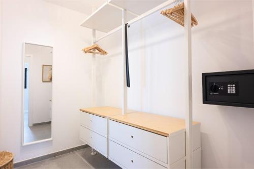 vestidor con tocador blanco y TV en Luxury Villa Libellile, en San Miguel de Abona