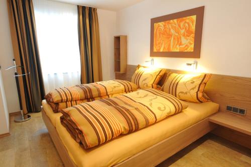 ein Hotelzimmer mit einem Sofa mit Kissen darauf in der Unterkunft Landhaus Alpenflair Whg 403 in Oberstdorf