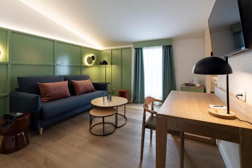 a living room with a blue couch and a table at Intelier Rosa in Castellón de la Plana