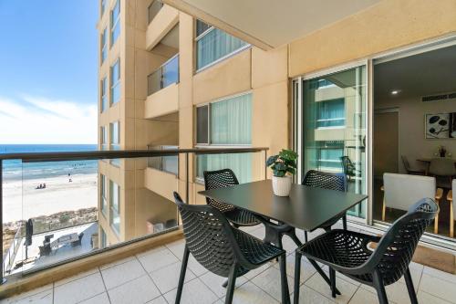 Balcone o terrazza di Ultima Escapes - Glenelg Beachfront Bliss - Direct Beach Access, Pool, Gym, Free Parking, Wi-Fi