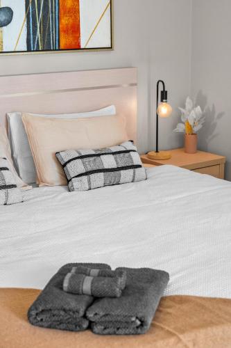 Letto o letti in una camera di Ultima Escapes - Glenelg Beachfront Bliss - Direct Beach Access, Pool, Gym, Free Parking, Wi-Fi