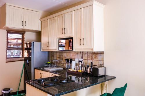 Η κουζίνα ή μικρή κουζίνα στο Cosy Studio Apartment in Bains