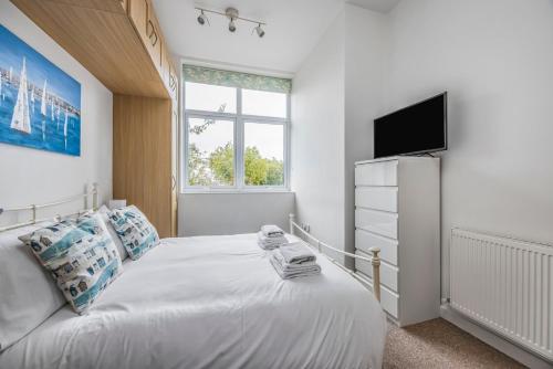 Ένα ή περισσότερα κρεβάτια σε δωμάτιο στο Spinnaker View Apartment