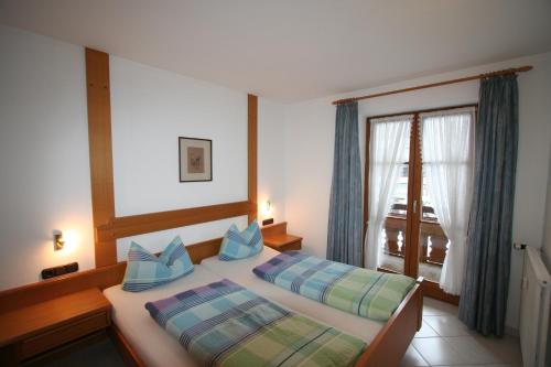 Habitación de hotel con 2 camas y ventana en Alpenflair Ferienwohnungen Whg 201 "Doris" en Oberstdorf