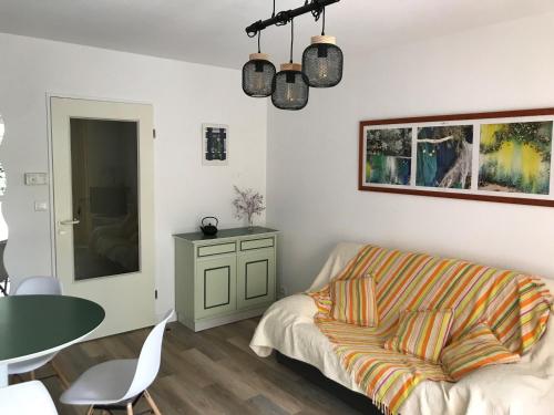 un salon avec un canapé et une table dans l'établissement Grand Studio Bis, Terrasse, Parking, Proche Plage - FR-1-535-65, à La Rochelle