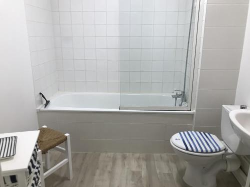 une salle de bain avec une baignoire, des toilettes et un lavabo dans l'établissement Grand Studio Bis, Terrasse, Parking, Proche Plage - FR-1-535-65, à La Rochelle