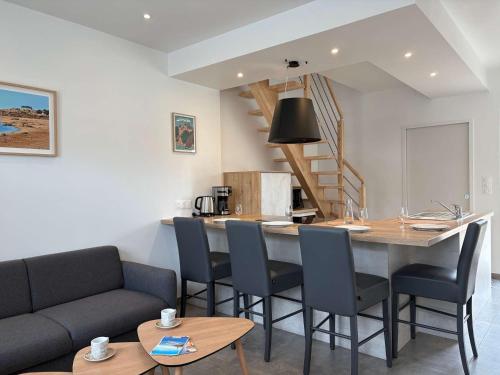 un salon avec une table et des chaises et une cuisine dans l'établissement Maison rénovée proche plages de Trégastel - FR-1-542-68, à Trégastel