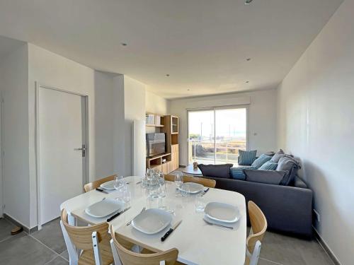 un salon avec une table et un canapé dans l'établissement Superbe T3 rénové avec balcon face mer - FR-1-646-86, à Berck-sur-Mer