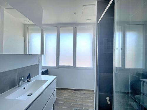 une salle de bain blanche avec un lavabo et une douche dans l'établissement Superbe T3 rénové avec balcon face mer - FR-1-646-86, à Berck-sur-Mer