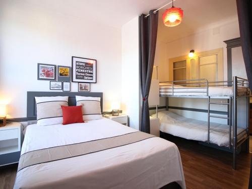 - une chambre avec un lit et deux lits superposés dans l'établissement Appartement T2 avec wifi à La Bourboule, proche thermes, jusqu'à 4 personnes - FR-1-608-285, à La Bourboule