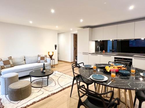 une cuisine et un salon avec une table et des chaises dans l'établissement Appartement aux Gets avec Wi-Fi pour 4 personnes - FR-1-671-290, aux Gets