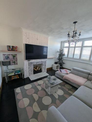 TV a/nebo společenská místnost v ubytování Spacious 3B Home with Garden in Central Ipswich