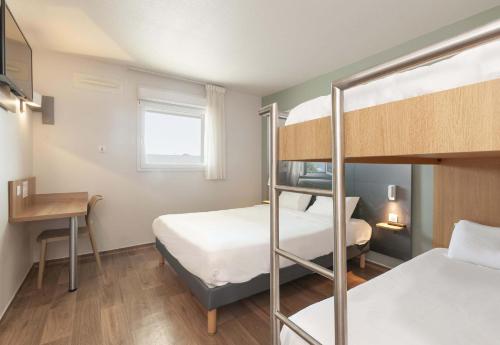 Postel nebo postele na pokoji v ubytování B&B HOTEL Pau Lescar