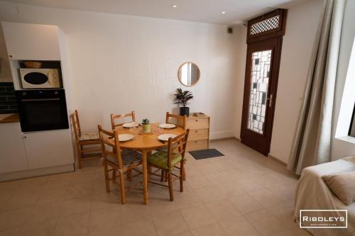 une cuisine et une salle à manger avec une table et des chaises dans l'établissement Maison dans le cœur historique de Vias, à Vias