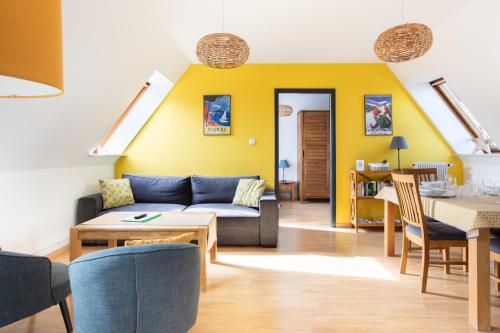 un salon avec un canapé et une table dans l'établissement Gîte 