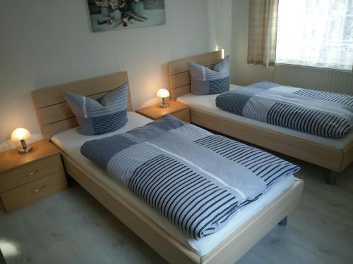two beds in a room with two lamps on them at Wohnung In Hänichen Mit Garten in Bannewitz