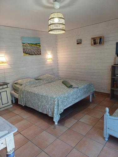 Postel nebo postele na pokoji v ubytování chambre dans ferme provençale